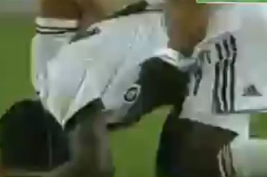 UMALO ERIKSENOV SCENARIO: Fudbaler u Turskoj IZGUBIO SVEST nasred terena! (UZNEMIRUJUĆI VIDEO)