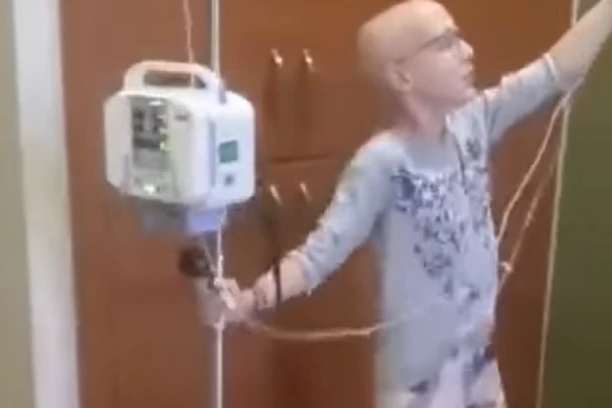 NAŠA HEROINA! Mala Maša dete zmaj: Igra Užičko kolo dok vodi bitku sa kancerom! (VIDEO)