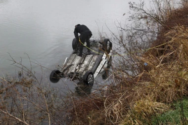 UHAPŠEN TINEJDŽER POSLE NESREĆE KOD RUMENKE: Uleteo u kanal Dunav-Tisa-Dunav i odveo druga u SMRT!