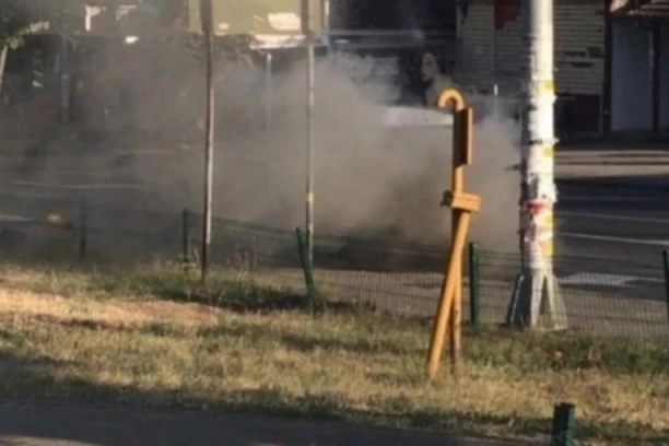 ZAPALIO SE AUTOMOBIL NA VIDIKOVCU:  Vozač uspeo da izađe iz vozila na vreme