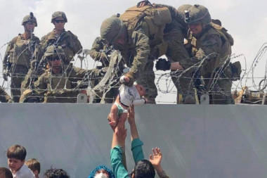 KONAČNO LEPE VESTI IZ AVGANISTANA: Beba predata vojniku preko žice u Kabulu ponovo sa rođacima