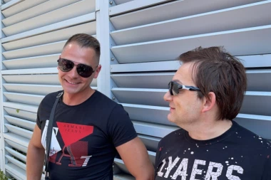 ZOKI ŠUMADINAC I POLUBRAT DARKA LAZIĆA NAPRAVILI HAOS PRED ZADRUGU 5: Ispred karantina doveli su TRUBAČE! (FOTO/VIDEO)