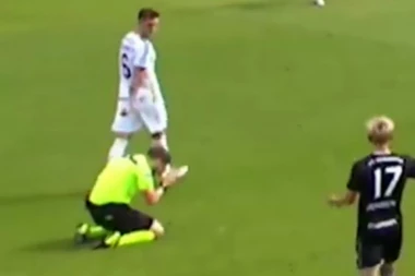 PROKLINJAO JE TAJ ZVIŽDUK: Sudija nakon greške PAO NA KOLENA i molio igrače da mu oproste (VIDEO)