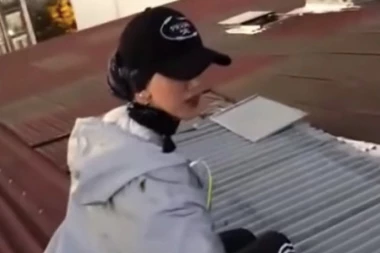 ZVEZDA TIK TOKA SE SURVALA U SMRT SA 50 METARA VISINE! Ovo je trenutak kad je htela da snimi video na krovu PA PROPALA KROZ KONSTRUKCIJU! (VIDEO)