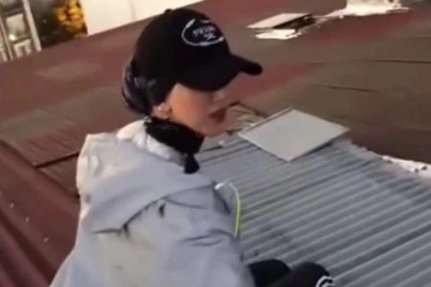 ZVEZDA TIK TOKA SE SURVALA U SMRT SA 50 METARA VISINE! Ovo je trenutak kad je htela da snimi video na krovu PA PROPALA KROZ KONSTRUKCIJU! (VIDEO)