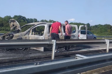 (VIDEO, FOTO) VELIKI ZASTOJ NA AUTO-PUTU! Saobraćajna nesreća kod Smedereva, od auta ostala samo olupina!