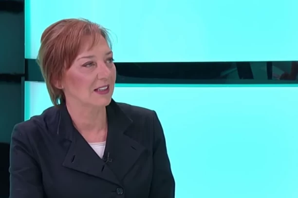 "Uopšte ne razumem zašto šetaju TE KOSTI MRTVACA od crkve do crkve"! Ideološkinja protesta u Beogradu podsmeva se SPASOVDANSKOJ LITIJI! (FOTO)