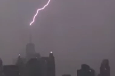 OLUJA HENRI KOSI SVE PRED SOBOM: Grom pogodio Svetski trgovinski centar u Njujorku (VIDEO)