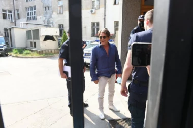 BJELOGRLIĆ STIGAO NA SASLUŠANJE: Glumac mahao iz policijskog automobila! (FOTO)