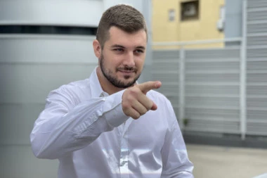 Roditelji su RAZOČARANI, negativno nas je iznenadio: Grujina sestra progovorila o javnoj PREVARI, a onda je otkrila i gde se nalazi pevačeva žena! (FOTO)