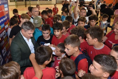 STOJKOVIĆ I BJEKOVIĆ ISPRED FSS-A DODELILI OPREMU OBRENOVCU: Važno je samo da se mladi bave sportom, da ne budu na ulici (VIDEO)