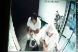 (VIDEO) POGLEDAJTE NAPAD NA DEKU U BRAĆE JERKOVIĆ! Razbojnik mu u hodniku zgrade prišao sa leđa pa potegao NOŽ!