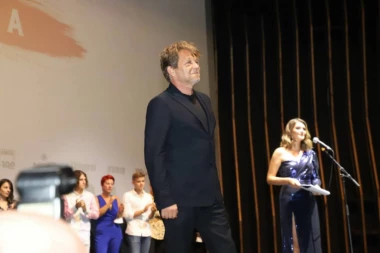 PRVO POJAVLJIVANJE NAKON SKANDALA: Dragan Bjelogrlić bez stida i srama pred publikom uzdignute glave! (FOTO/VIDEO)