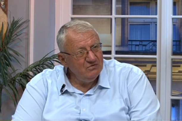 SLAVLJE U DOMU LIDERA RADIKALA! ŠEŠELJ SAOPŠTIO RADOSNE VESTI, PA POČASTIO MARIĆA TORTOM! (VIDEO)