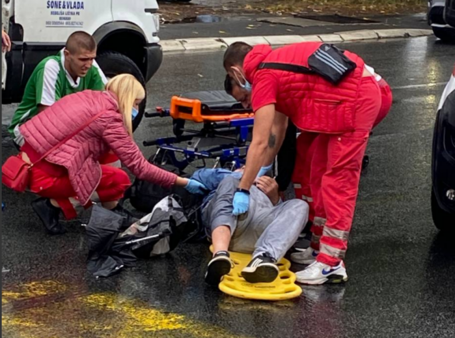 Hitna pomoć pokušava da pomogne pešaku kog je udario kombi