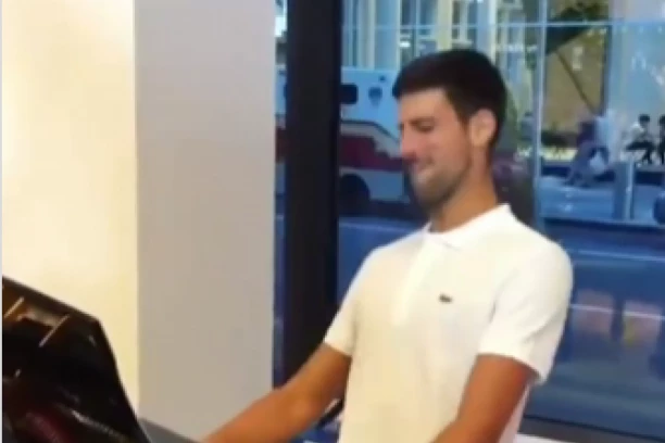 DOŠAO DA POKORI US OPEN: Novak uči da svira klavir od atraktivne Lole, pa mu se omakla PORUKA RIVALIMA! (VIDEO)