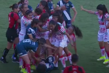 MEKSIKANKE BIJU ŽEŠĆE NEGO MUŠKARCI: Brutalna tuča fudbalerki, ne zna se ko koga bije! (VIDEO)