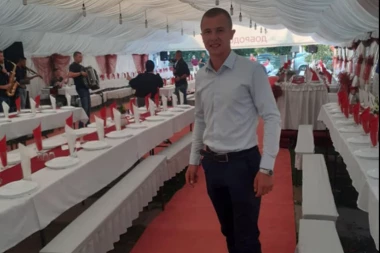 (VIDEO) A OD DRUGOVA...! Na proslavi 18. rođendana Jovana Vićentića iz Radenkovića svi su zanemeli zbog jednog poklona!