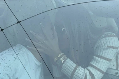 PAPARACO! Ana KORAĆ u besnom autu došla po MATORU, a ona je usledio SOČAN POLJUBAC!