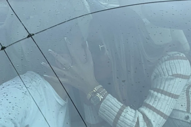 PAPARACO! Ana KORAĆ u besnom autu došla po MATORU, a ona je usledio SOČAN POLJUBAC!