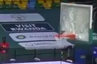 KRŠ I LOM: Košarkaš Real Madrida SLOMIO TABLU zakucavanjem! (VIDEO)