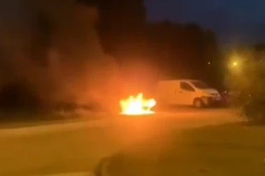 IZGOREO AUTO U NOVOM SADU: Čule se detonacije, intervenisali vatrogasci (FOTO/VIDEO)