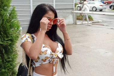 SANJA GRUJIĆ ULAZI U ZADRUGU 5 DA ISPLATI ŠTETU OD KOLA: Buduća zadrugarka ZASPALA ZA VOLANOM i izazvala UDES! (FOTO/VIDEO)