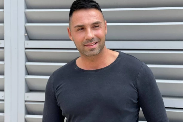 Sandi Kojić ŠOKIRAO javnost: Zadrugar pokazao više nego što je hteo, nećete verovati ŠTA je obukao! (VIDEO)