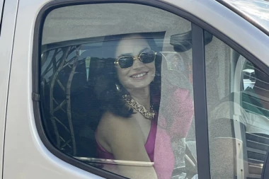 MARIJA KARAN UHVAĆENA SA RADONJIĆEM, NE SKIDA OSMEH SA LICA!  Otkrivamo sve detalje njihovog sastanka(FOTO)