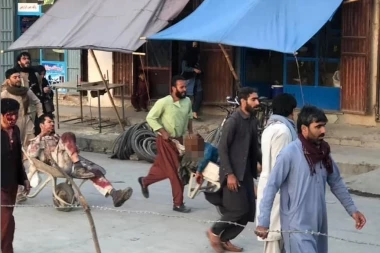 RASKOMADANA TELA RAZBACANA PO ZEMLJI! Uznemirujući sadržaj sa aerodroma u Kabulu, objavljen prvi snimak nakon eksplozije(VIDEO)