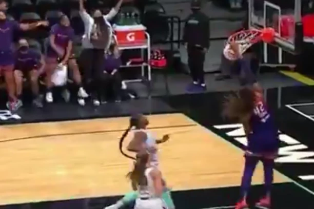 KAO OD ŠALE: Košarkašica ZAKUCALA u WNBA, svet u NEVERICI! (VIDEO)