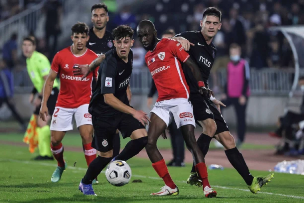 ISTORIJSKI TRANSFER: Stiže PET MILIONA evra, vezista ODLAZI u Englesku!