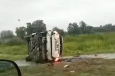 NESREĆA NA ZRENJANINSKOM PUTU: Uleteo u kružni tok, udario u banderu, pa se prevrnuo! (VIDEO)