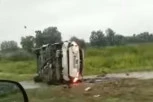 NESREĆA NA ZRENJANINSKOM PUTU: Uleteo u kružni tok, udario u banderu, pa se prevrnuo! (VIDEO)