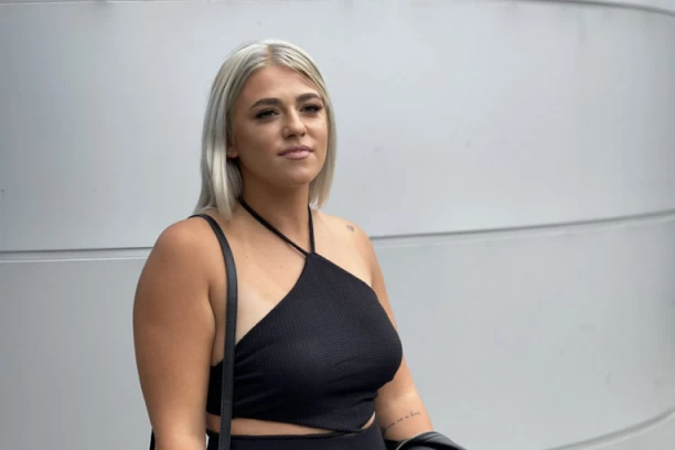 EMILIJA VELIMIR U PANICI PRED ZADRUGU 5: Miljanina komšinica se ne smiruje ispred karantina jer se plaši OVOGA! (FOTO/VIDEO)