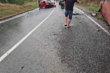JEZIVE SLIKE SAOBRAĆAJKE NA SMEDEREVSKOM PUTU: Na asfaltu delovi vozila, auto uništen! (FOTO)