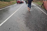 JEZIVE SLIKE SAOBRAĆAJKE NA SMEDEREVSKOM PUTU: Na asfaltu delovi vozila, auto uništen! (FOTO)