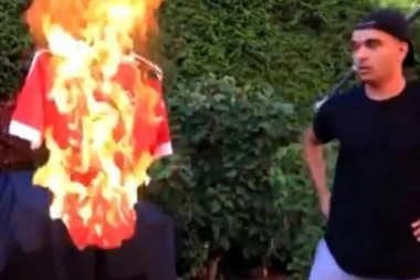 ISPALA DECENIJE: Navijač Junajteda SPALIO RONALDOV DRES kada je čuo da potpisuje za Siti (VIDEO)