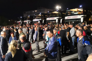POLJOPRIVREDNICI STIGLI U GRČKU: 1000 ljudi iz 35 gradova i opština Srbije došlo u Paraliju