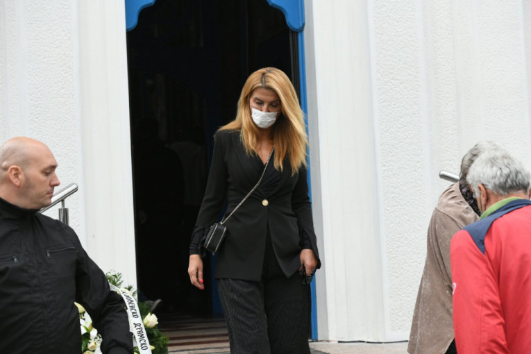 Vesna Dedić na sahrani Laneta Gutovića