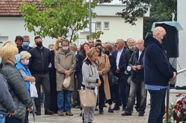 CAKANA SE U SUZAMA OPROSTILA OD DRAGOSLAVA: Neutešna Vesna Trivalić se ne miri sa gubitkom svog "filmskog supruga", NIJE MOGLA DA SAKRIJE TUGU! (FOTO, VIDEO)
