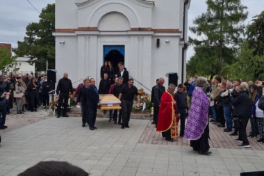 PORUKA PATRIJARHA PORFIRIJA PORODICI GUTOVIĆ ODJEKNULA GROBLJEM: Jedan čovek je otišao iz našeg naručja KOJI NAM JE ŽIVOT UVESELJAVAO I SEBE DAVAO! (VIDEO)