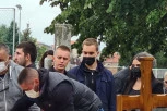 POVORKA JE KRENULA: Potresna scena slomila prisutne, sin u suzama ide za sandukom dok mu se lice grči od bola i tuge! (FOTO/VIDEO)
