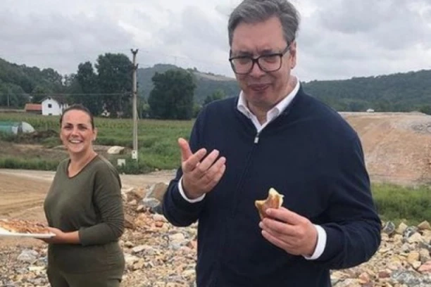 PREDSEDNIK VUČIĆ DOŽIVEO NESVAKIDAŠNJU SITUACIJU U KOSJERIĆU: Posmatrali smo radove, a onda se POJAVILA ONA (FOTO)