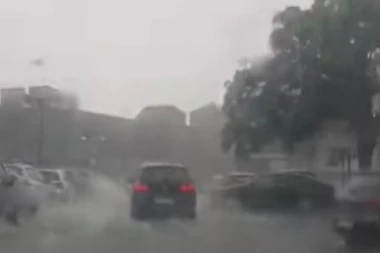 OLUJNO NEVREME POGODILO DUBROVNIK! HAOS NA SVE STRANE: Padala stabla, grom izazvao požar! (VIDEO)