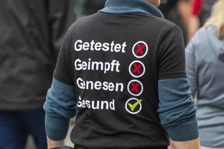 BERLIN U OPSADNOM STANJU: Hiljade demonstrata marširaju protiv restriktivnih mera, JAKE policijske snage u pripravnosti! (VIDEO)