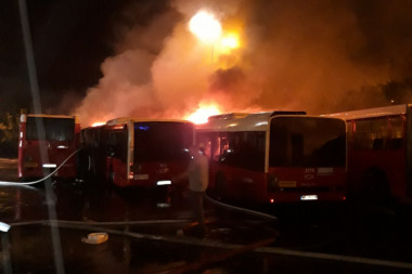GORI GARAŽA GSP-A NA PALILULI: Vatra zahvatila nekoliko autobusa