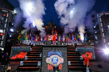 Boks na kiši! Spektaklom u Beogradu obeležen svetski dan plemenite veštine