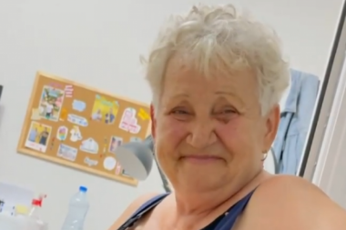 BAKA DRAGICINE SOČNE PSOVKE ĆE VAS DOVESTI DO SUZA: Rešila da depilira nausnice, a njena reakcija je PRAVI HIT! (VIDEO)