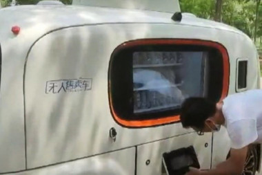 TEHNOLOŠKA REVOLUCIJA U KINESKOM GRADU: Na ulice puštene POKRETNE PRODAVNICE bez vozača! (FOTO)